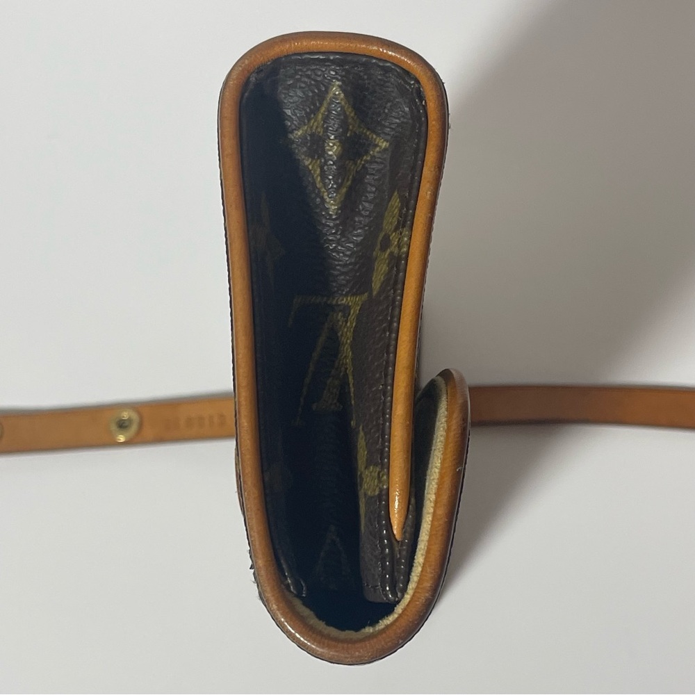 Louis Vuitton Monogramed Belt Bag 💎 AUTHENTICATED 💎 Belly Bag Serial FL0013 - Picture 6 of 17